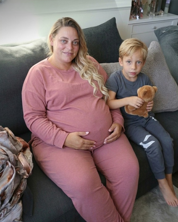 My husband persuaded me to become a surrogate twice—after clearing his mother’s debt, he abandoned me.