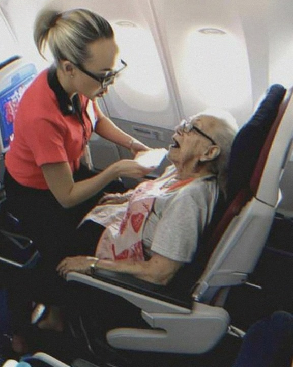 A flight attendant helped save the life of a 62-year-old woman in business class — and two years later, she received an unexpected Christmas gift from her as a token of gratitude.
